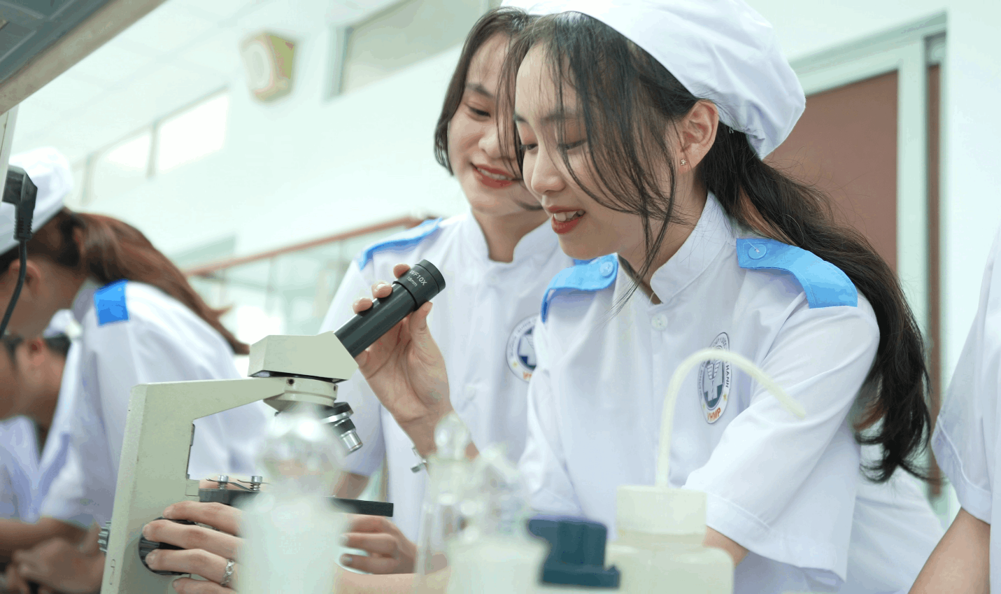 Sinh viên Học viện Y Dược học cổ truyền Việt Nam thực hành bài giảng