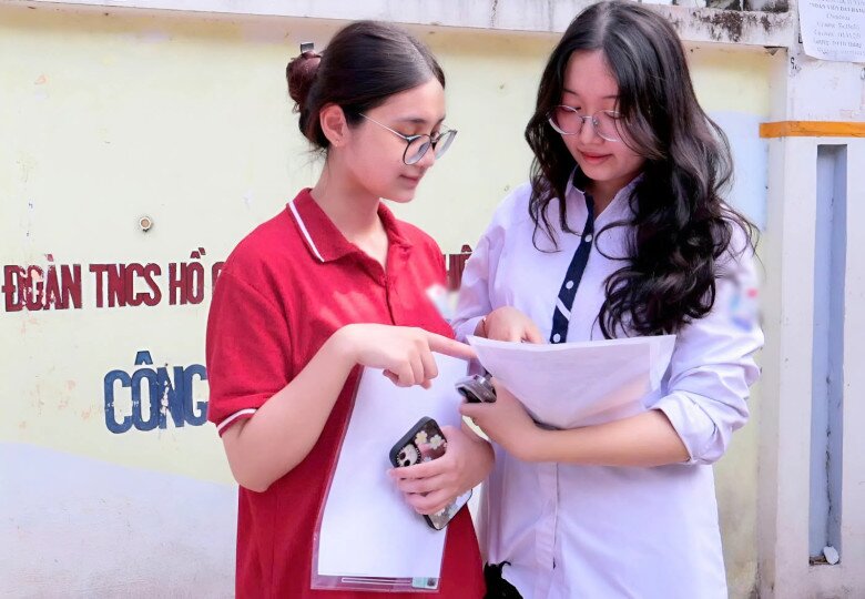 Nhiều bạn tranh thủ ôn luyện thêm và bàn bạc về đề thi môn Ngữ văn năm nay 