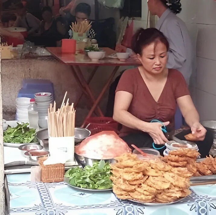 Quán bánh tôm vỉa hè luôn đông khách