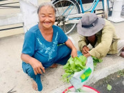 Tin tức - Gặp cụ bà bán rau nuôi cháu nhỏ, cô gái trẻ có hành động đẹp, đổi lại nụ cười hiền hậu của bà 