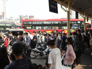 Tin tức - Dòng người ùn ùn đổ về bến xe trước nghỉ lễ 30/4, nhà xe tăng chuyến ứng phó