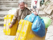 Tin tức - Thương cụ ông còng lưng gánh hàng thuê lên núi, chàng trai trẻ có cử chỉ đẹp khiến ai cũng cảm động