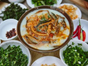 Lifestyle - Thưởng thức món cháo đặc sản xứ Nghệ càng ăn vỉa hè càng ngon, 60.000 đồng/bát vẫn hút khách nườm nượp