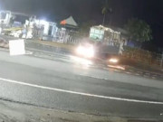 Tin tức - Khoảnh khắc xe máy chạy tốc độ cao tông cột biển báo, 2 người bị thương