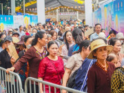 Tin tức - Người dân xếp hàng cả cây số để vào chùa Quán Sứ