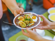 Lifestyle - 5 đặc sản Hà Nội chỉ chờ hè đến là lên ngôi, có món kết hợp chẳng liên quan nhưng vị cực cuốn, cầm 50.000 đồng ăn thả ga