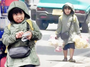 Tin tức - Thương cô bé bán hàng rong tội nghiệp, chàng trai trẻ có hành động đẹp cùng lời dặn dò đặc biệt