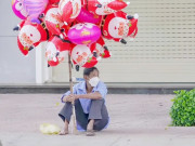 Tin tức - Cụ ông bán bóng bay dạo và hành động bất ngờ của vị khách tốt bụng, món quà nhỏ khiến ông nở nụ cười tươi