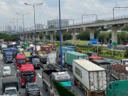 Tin tức - Trưa 14-6, xảy ra ùn ứ giao thông nghiêm trọng ở TP Thủ Đức