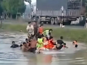 Tin tức - Phú Yên: 13 người trong ô tô thoát chết khi xe lao xuống mương nước sâu