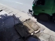 Tin tức - Sang đường ẩu trước đầu xe ben, người đàn ông thoát chết trong "gang tấc"