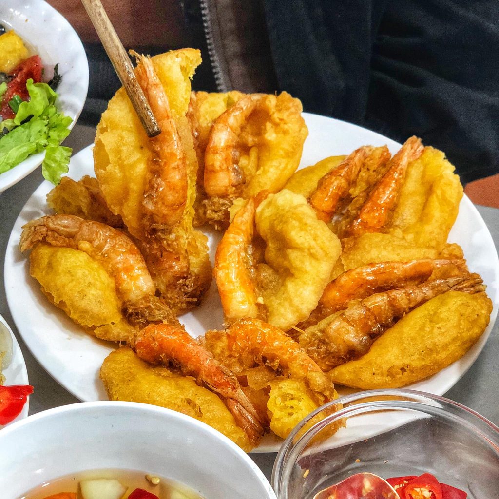 Những chiếc bánh tôm vàng giòn thơm ngon