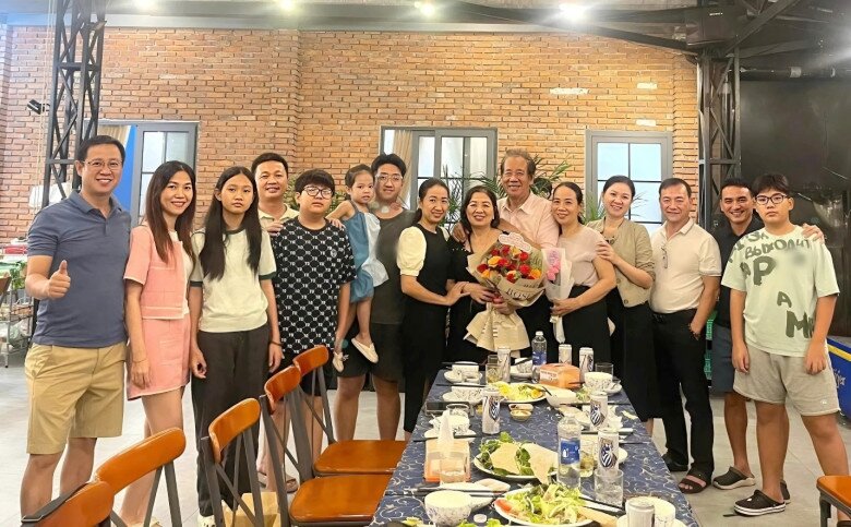 Khoảnh khắc đầm ấm khi con cháu tổ chức sinh nhật cho ông bà