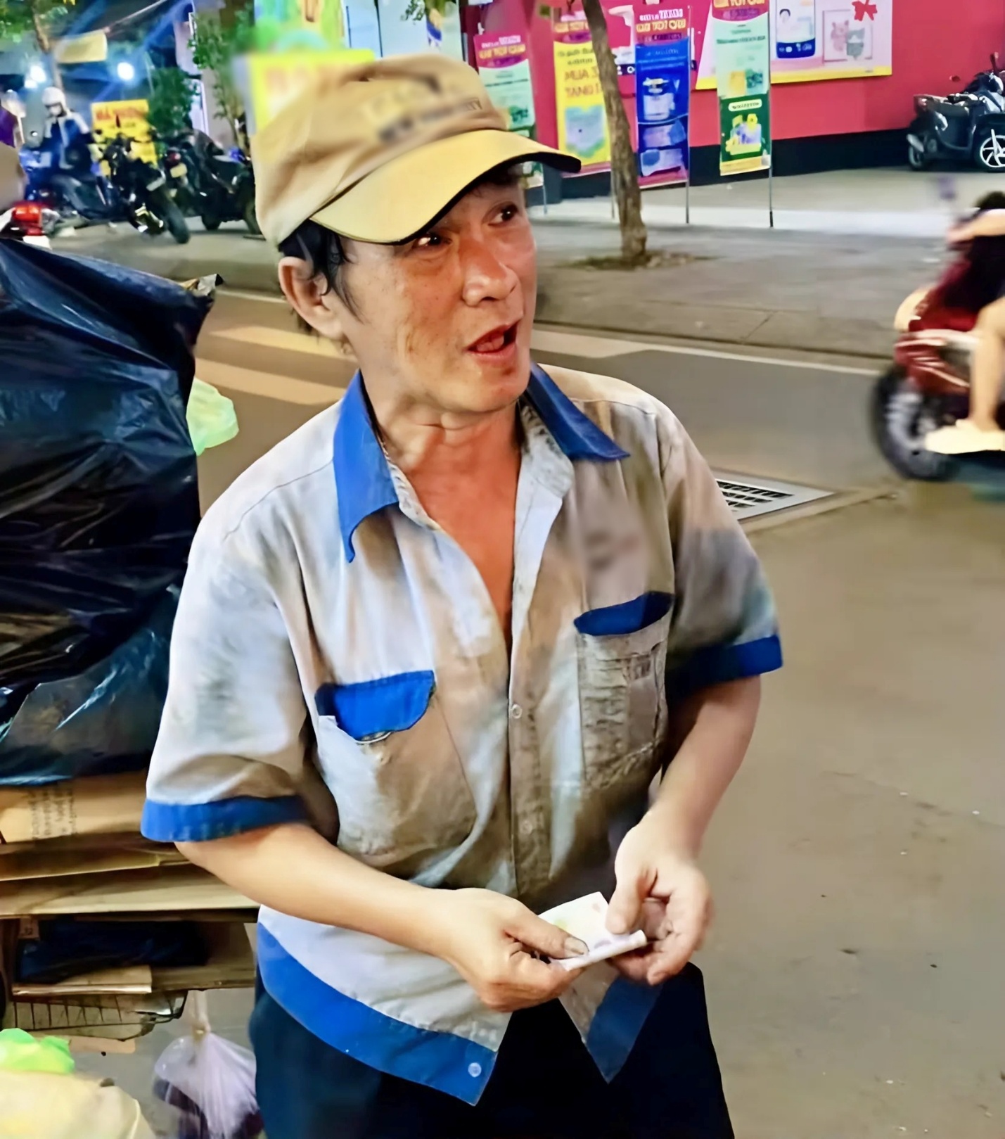 Với chú số tiền này quá lớn, lâu lắm rồi chưa được cầm trên tay