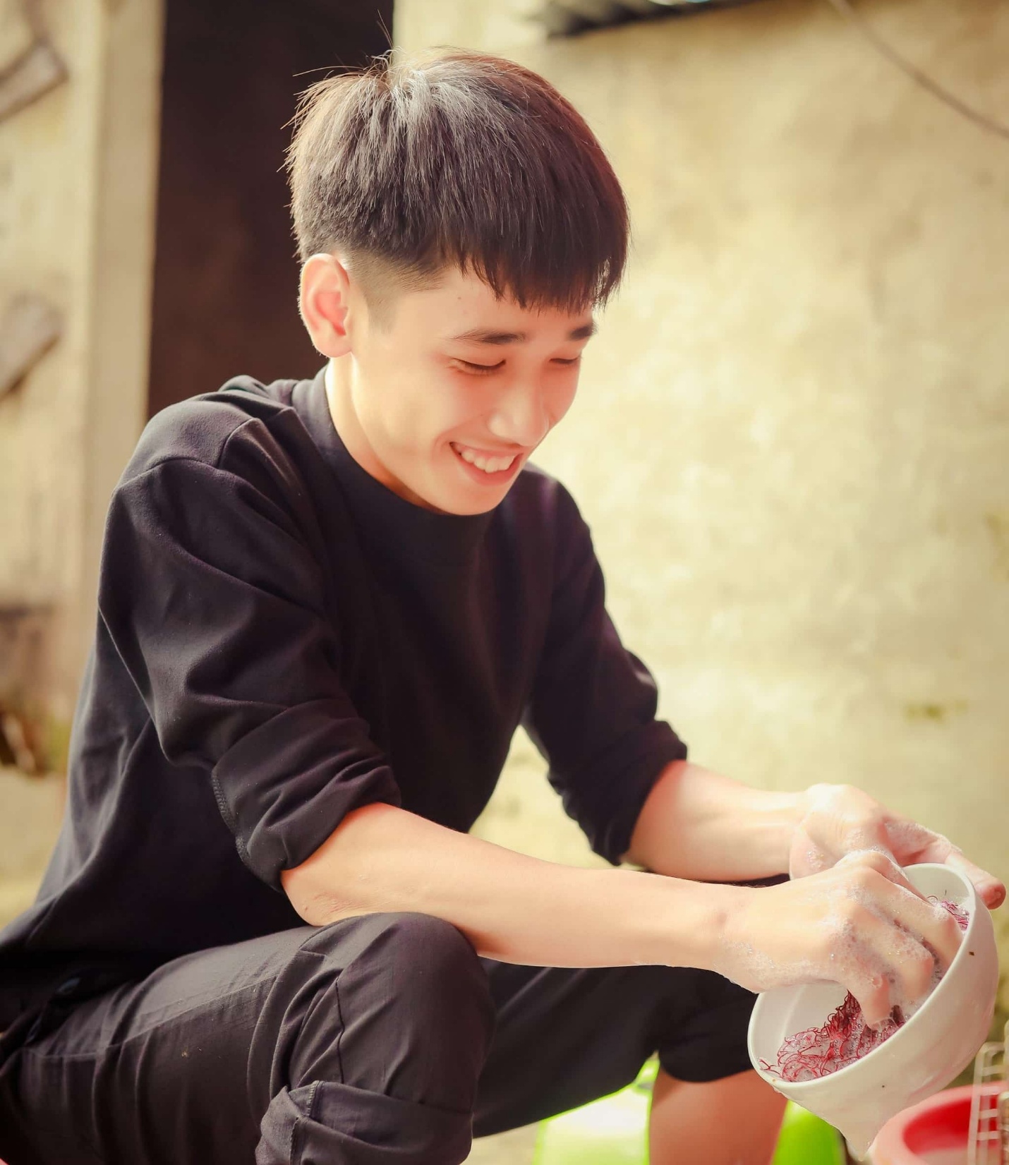 Cậu nam sinh ngày nào đi rửa bát thuê để đổi lấy 3 bữa ăn mỗi ngày giờ đã có một cuộc sống mới tốt đẹp hơn