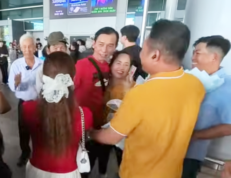 Chú Sơn (áo đỏ) trở về Việt nam trong vòng tay yêu thương của gia đình