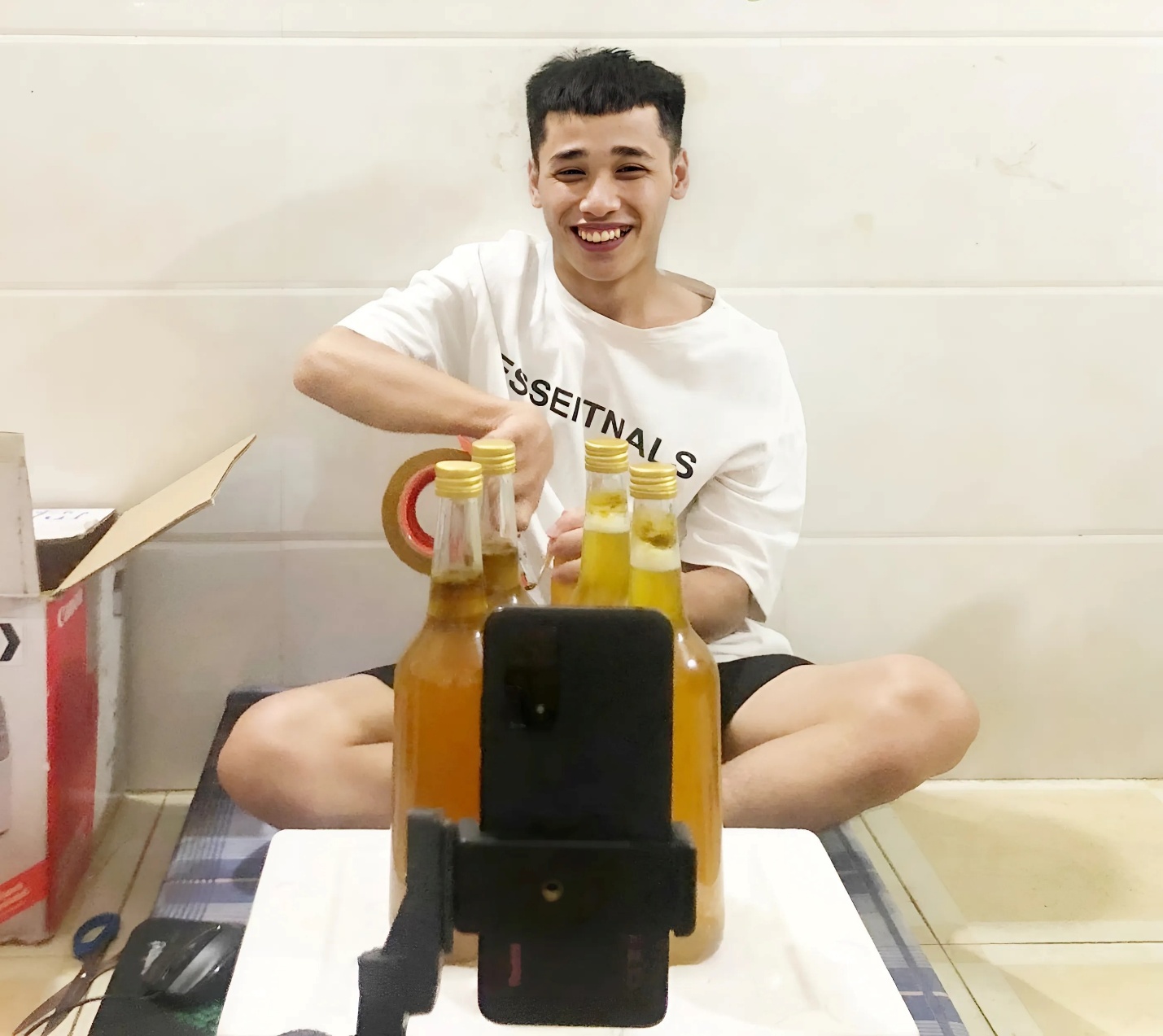 Cậu sinh viên chăm chỉ livestream bán hàng mỗi ngày