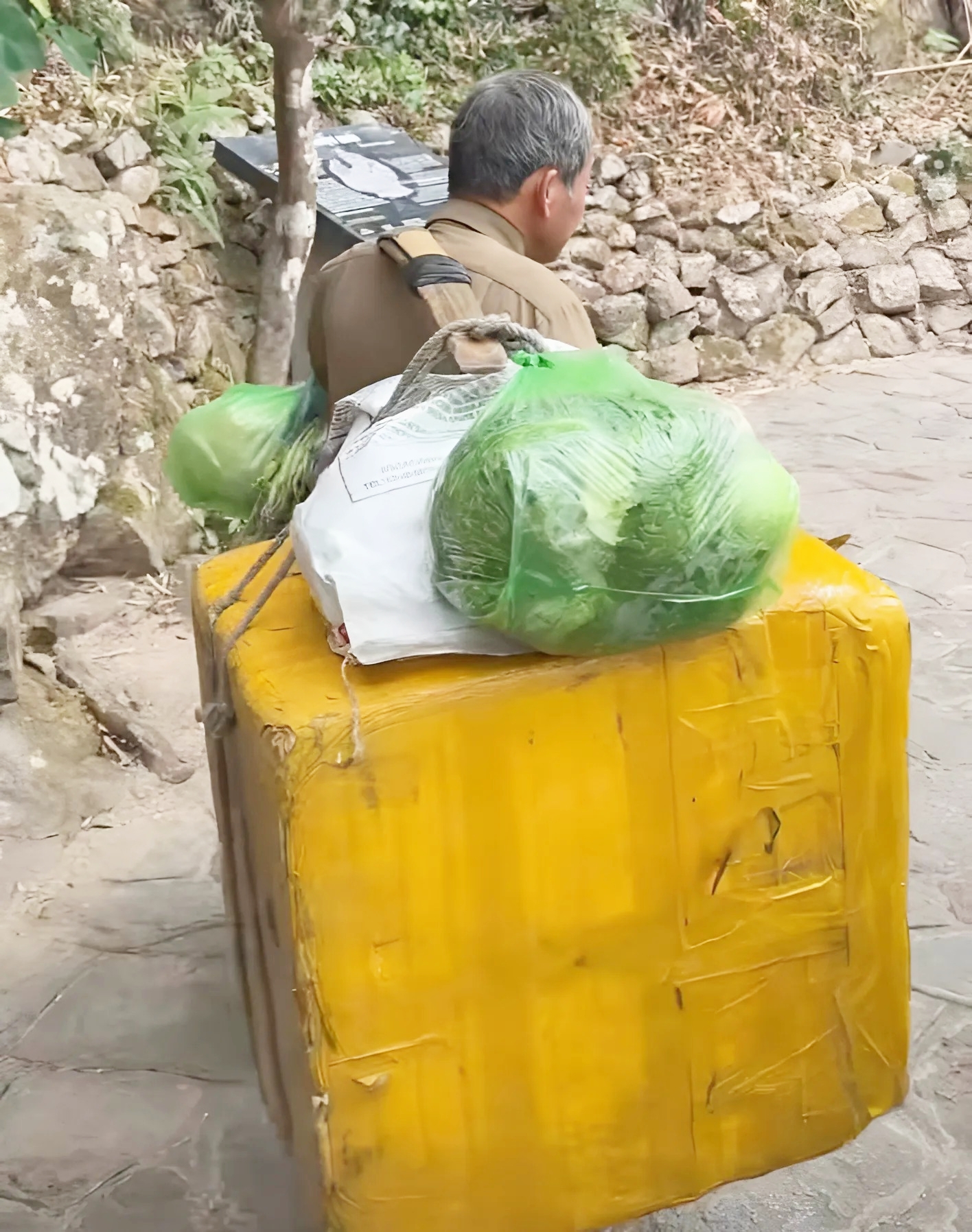 Hơn 30 năm nay ông đã quen với công việc này