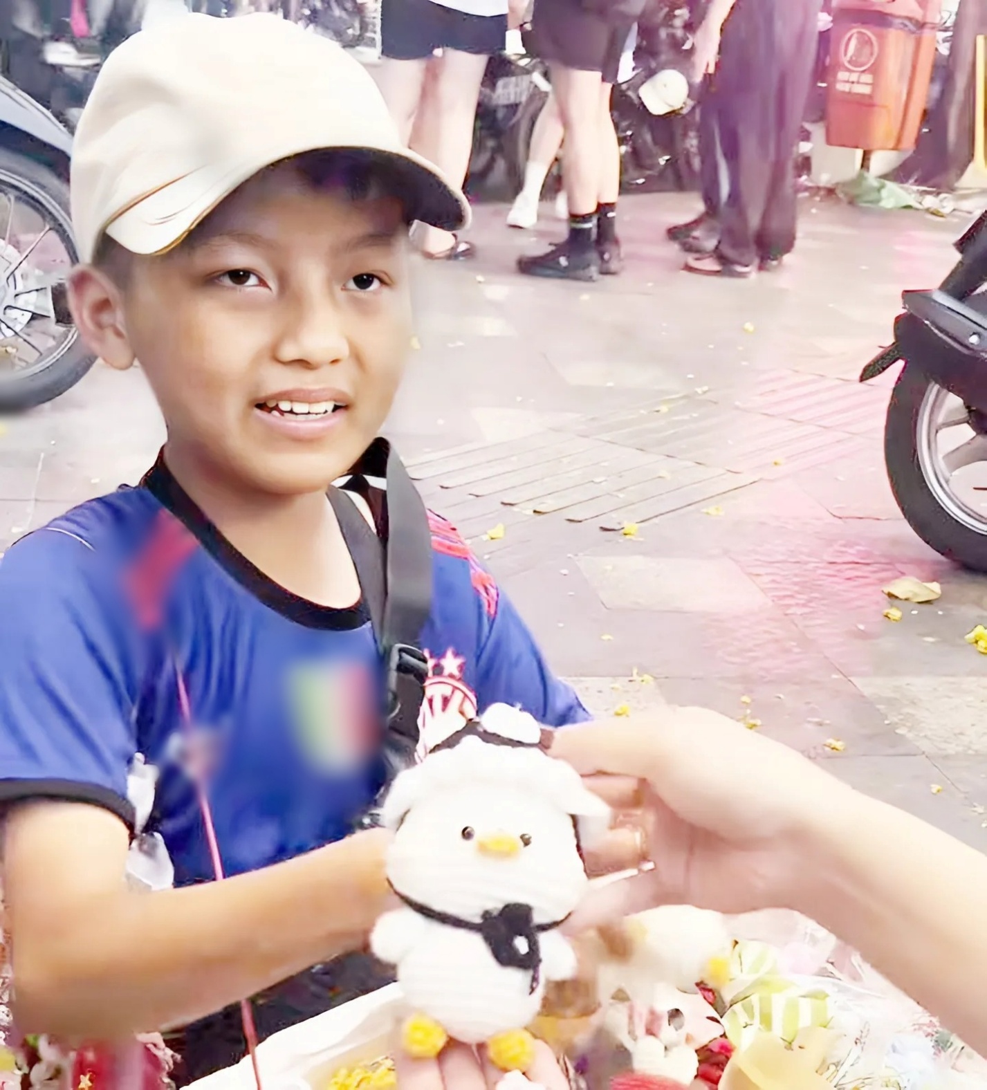 Ai cũng ấn tượng với cử chỉ lễ phép của cậu bé