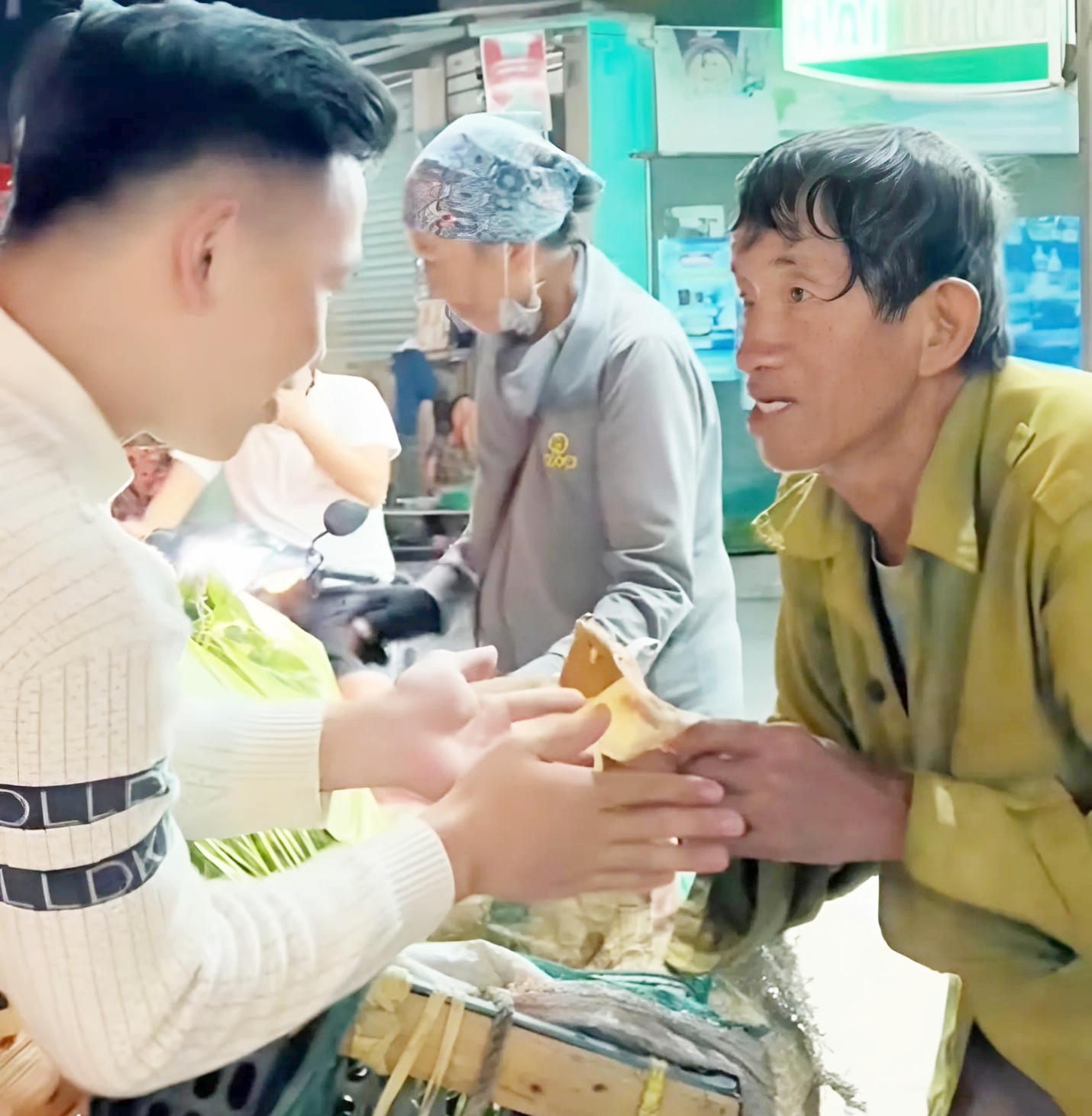 Xúc động hình ảnh cụ ông bán rau được chàng trai tặng mũ cối mới, nụ ...