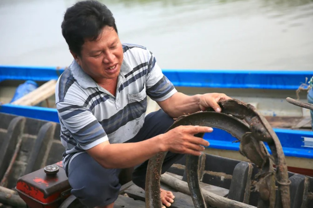 Anh Quân chăm chỉ cải tạo mô hình nuôi hàu tại vùng cửa biển