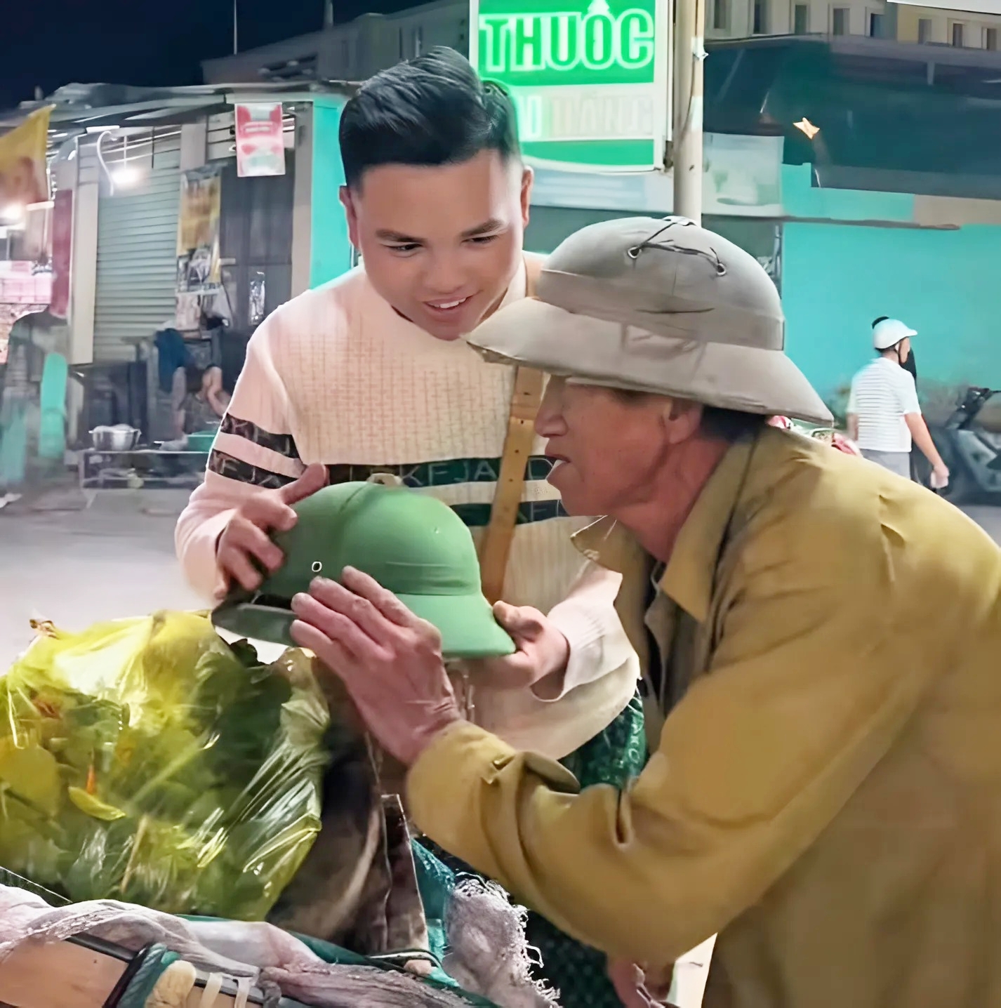 Xúc động hình ảnh cụ ông bán rau được chàng trai tặng mũ cối mới, nụ ...