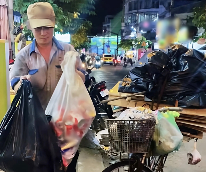 Người đàn ông lớn tuổi nhặt rác mưu sinh giữa đường phố