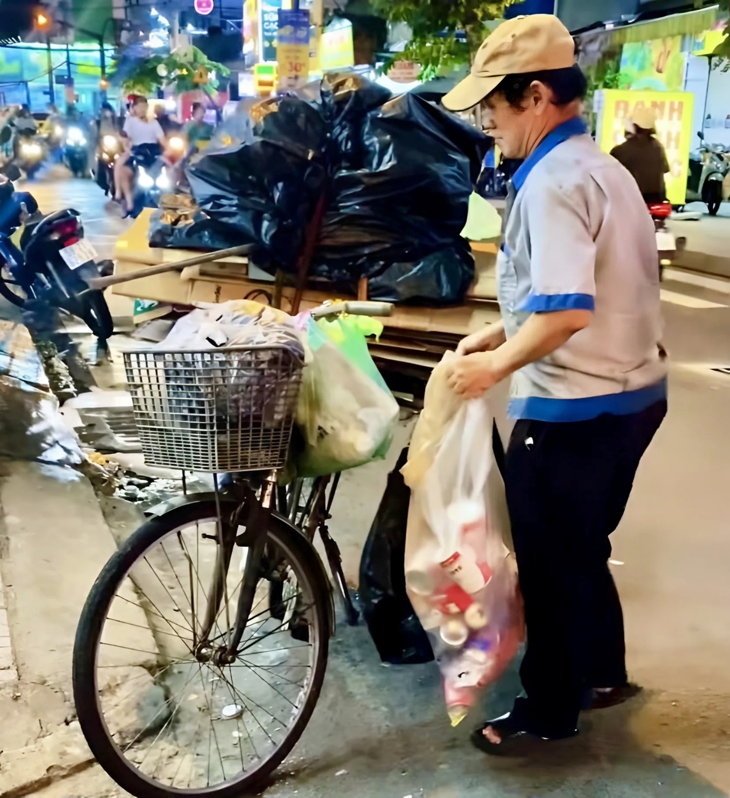 Cứ như vậy, người đàn ông và chiếc xe đạp cũ tiếp tục rong ruổi mưu sinh