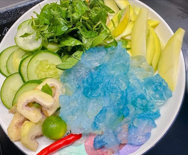 Nuốc Huế có màu xanh dương, ăn sống kèm với ít vả, dưa leo, rau để giải nhiệt