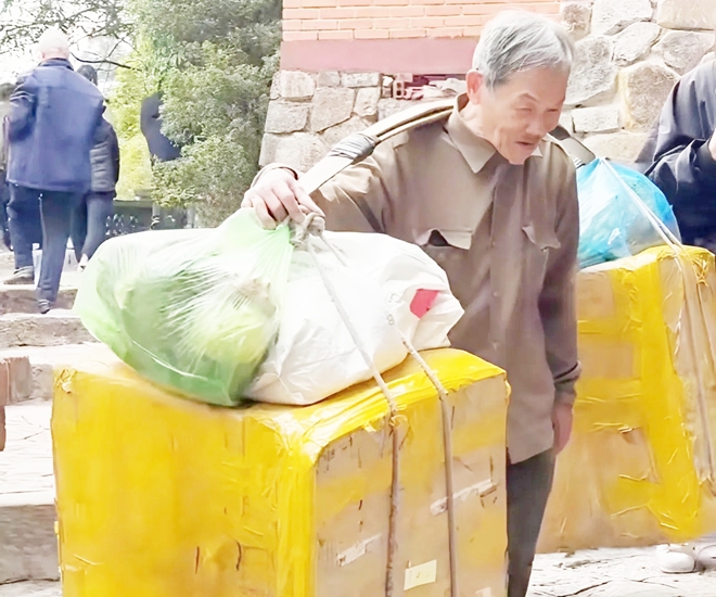 Cụ ông vất vả gánh hàng thuê lên núi