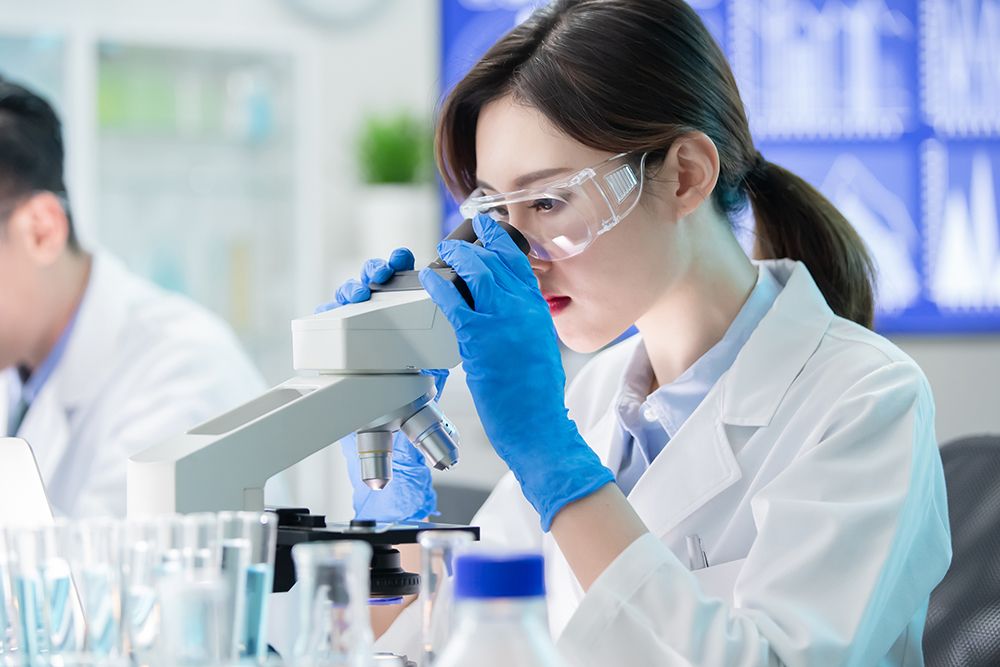 Người làm trong lĩnh vực nghiên cứu đòi hỏi học thuật cao và sự chăm chỉ tìm tòi