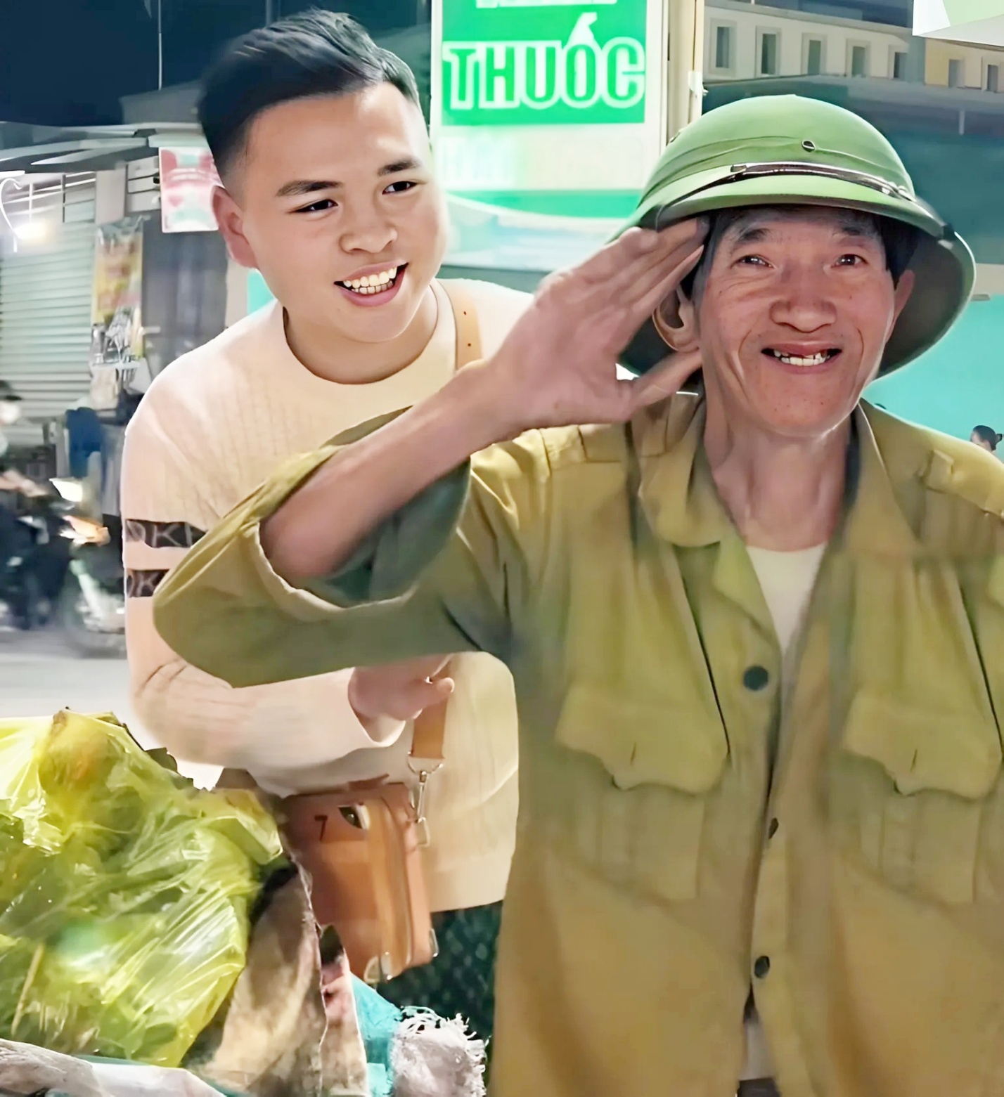 Xúc động hình ảnh cụ ông bán rau được chàng trai tặng mũ cối mới, nụ ...