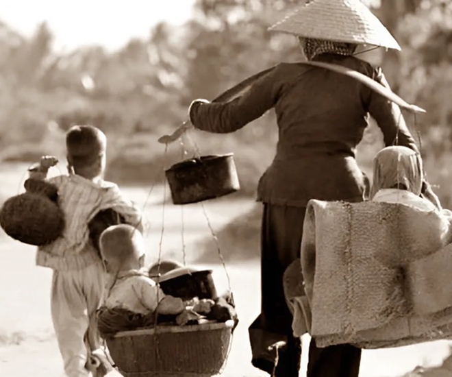 Một mình mẹ nuôi các con khôn lớn (Ảnh minh họa)