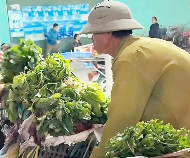 Xúc động hình ảnh cụ ông bán rau được chàng trai tặng mũ cối mới, nụ ...