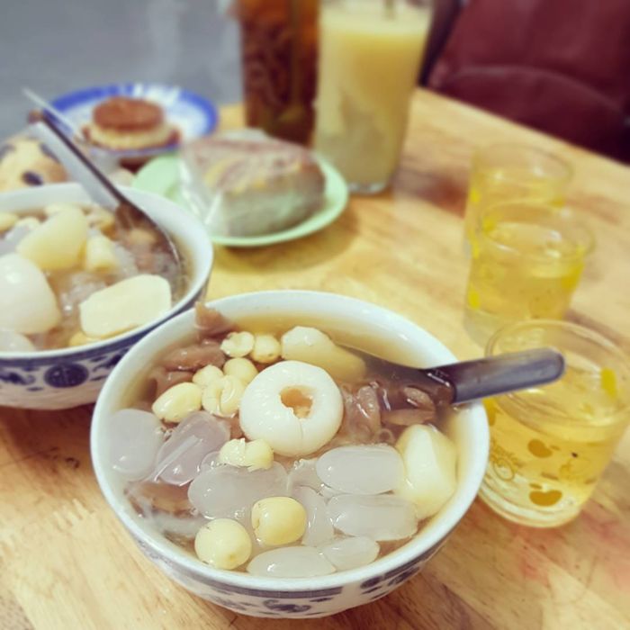 Tiệm chè 60 năm tuổi hút khách
