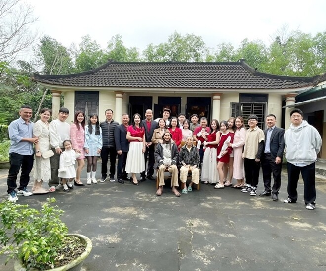 Con cháu về thăm ông bà tổ ngày Tết 2025