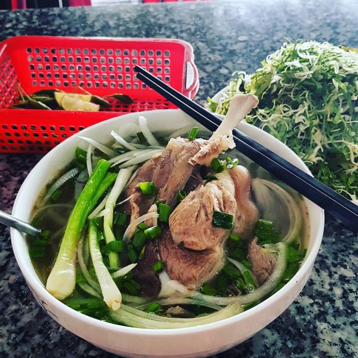 Bát bún chìa chỉ toàn thấy chân giò