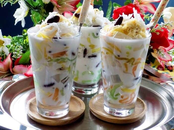 Hãy ghé qua quán để thưởng thức cốc chè thơm ngon