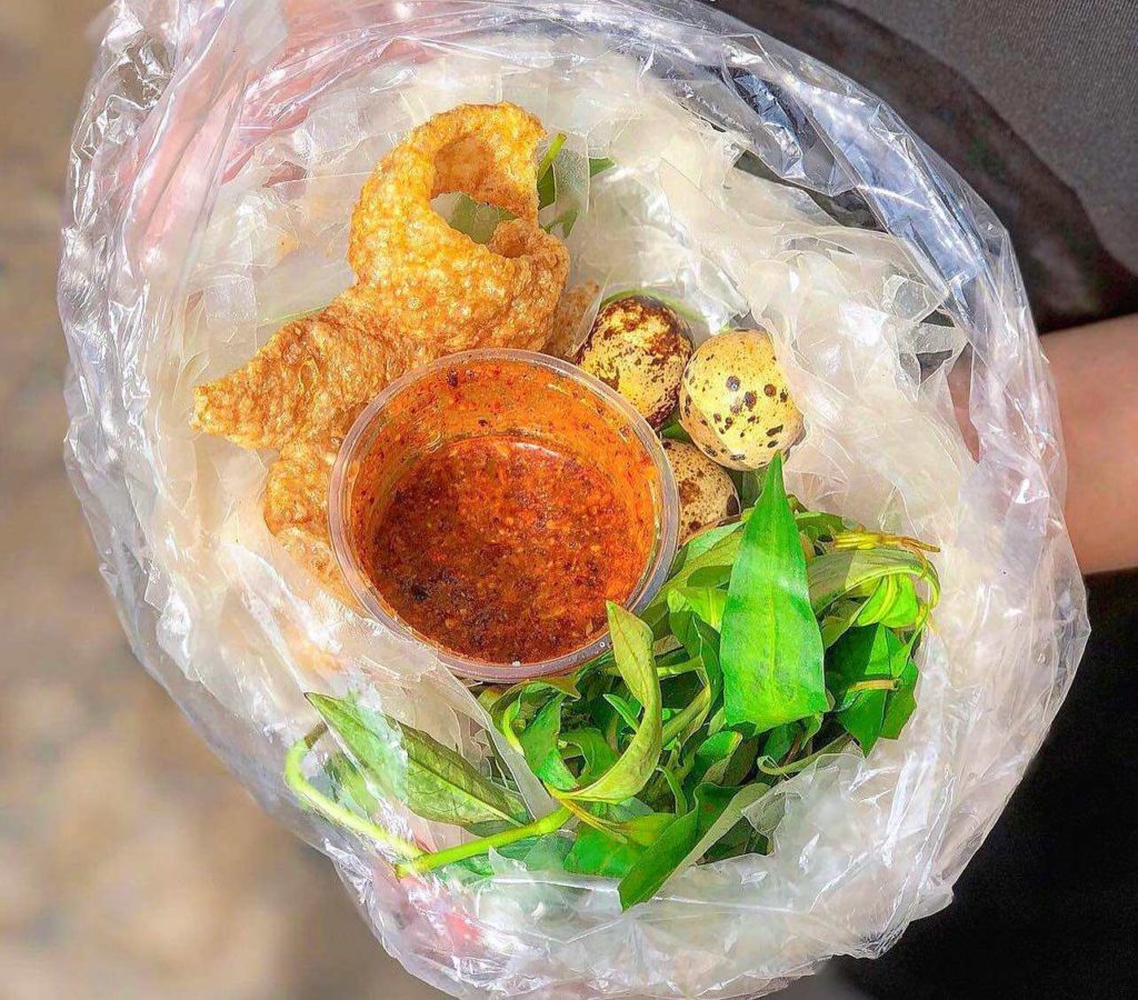 Bánh tráng chấm là đặc sản hấp dẫn ở Sài Gòn