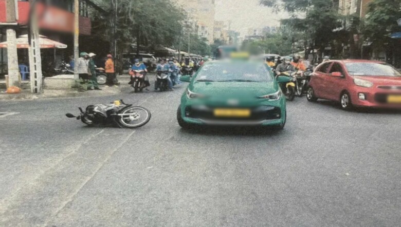 Xe máy ông K và bà N ngã xuống đường sau va chạm với một xe máy khác. Ảnh: CA