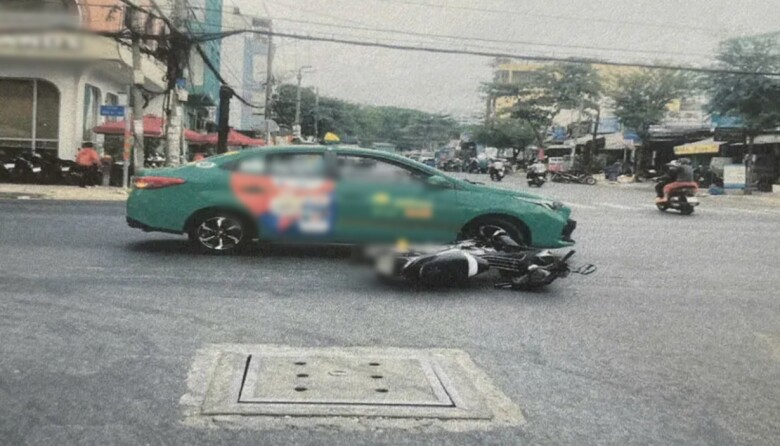 Hiện trường vụ tai nạn khiến người phụ nữ tử vong ở quận Bình Thạnh. Ảnh: CA