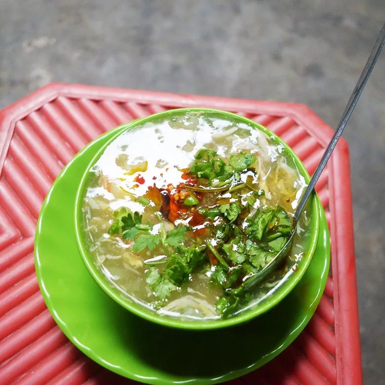 Bát súp cua vỉa hè thơm ngon hấp dẫn 