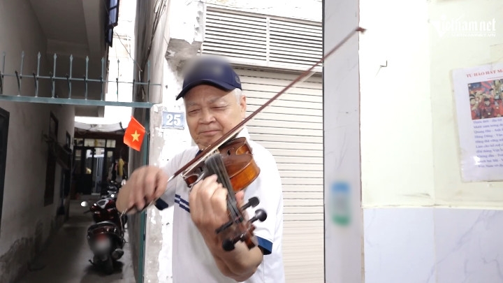 Chủ quán chơi đàn violin cho khách nghe mỗi ngày