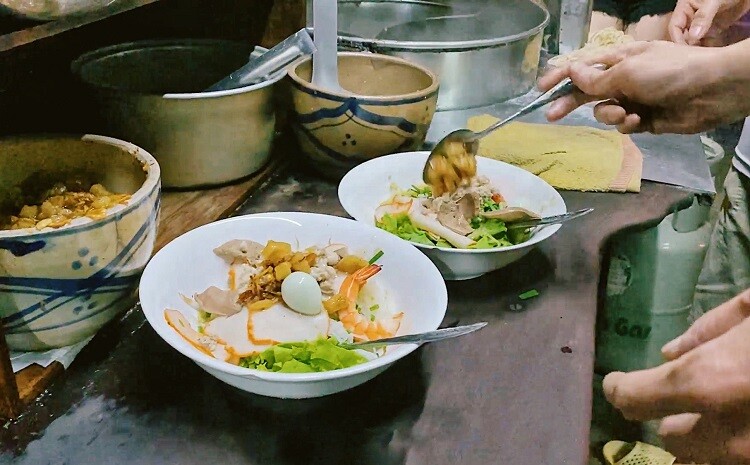 Tô mì thơm ngon nóng hổi