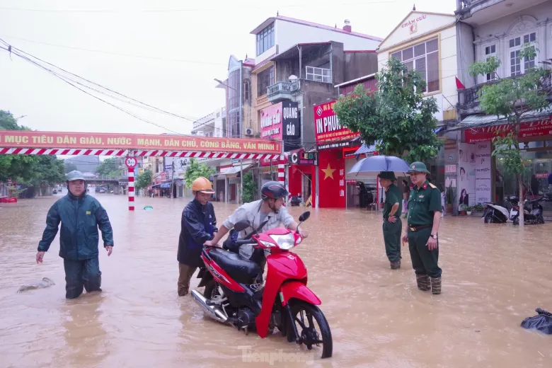 Hỗ trợ người dân đưa phương tiện ra khỏi nơi nguy hiểm. Ảnh: D.N