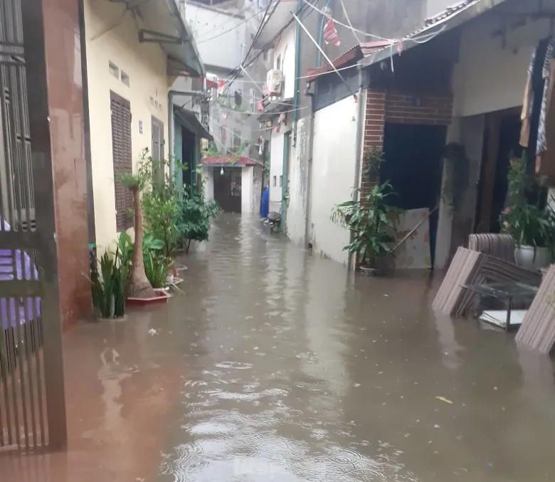 Nước lũ tràn vào ngõ xóm gây ngập lụt nghiêm trọng.