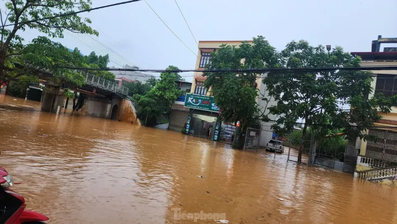 Nhiều tuyến phố ở thành phố lạng Sơn đã biến thành sông.