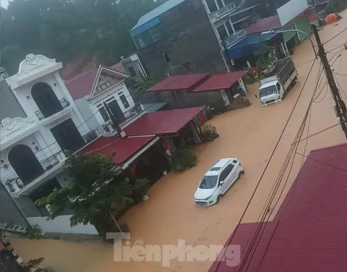 Phương tiện ô tô bị mắc kẹt giữa dòng nước lũ ở trung tâm thành phố Lạng Sơn.