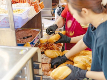 5 tiệm bánh mì Sài Gòn không thể bỏ qua: Giá 68.000 đồng/ổ khách vẫn xếp hàng dài chờ mua, nhận ship thẳng ra Hà Nội