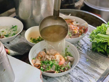 Địa điểm ăn hủ tiếu ngon nhất Sài Gòn: Khách xếp hàng chờ mua tô 85.000 đồng, quán vỉa hè giá nhà hàng vẫn đông nườm nượp
